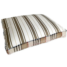 Load image into Gallery viewer, Exquisite luxury pet bed for dogs and cats featuring orthopedic comfort, handmade in Europe with baroque designer details, glamorous high-end customizable pet furniture by Aposentis. €110.00