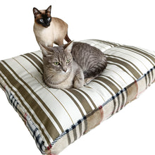 Load image into Gallery viewer, Exquisite luxury pet bed for dogs and cats featuring orthopedic comfort, handmade in Europe with baroque designer details, glamorous high-end customizable pet furniture by Aposentis. €110.00