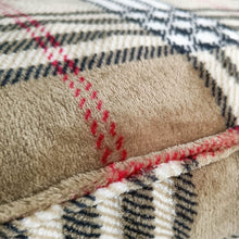 Load image into Gallery viewer, Exquisite luxury pet bed for dogs and cats featuring orthopedic comfort, handmade in Europe with baroque designer details, glamorous high-end customizable pet furniture by Aposentis. €150.00