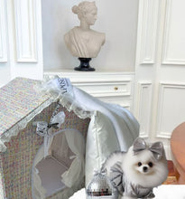 Load image into Gallery viewer, Exquisite luxury pet bed for dogs and cats featuring orthopedic comfort, handmade in Europe with baroque designer details, glamorous high-end customizable pet furniture by Aposentis. €390.00