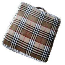 Load image into Gallery viewer, Exquisite luxury pet bed for dogs and cats featuring orthopedic comfort, handmade in Europe with baroque designer details, glamorous high-end customizable pet furniture by Aposentis. €190.00