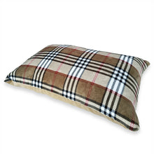 Load image into Gallery viewer, Exquisite luxury pet bed for dogs and cats featuring orthopedic comfort, handmade in Europe with baroque designer details, glamorous high-end customizable pet furniture by Aposentis. €90.00