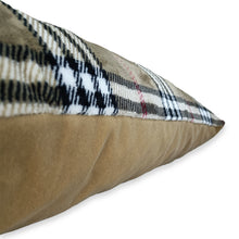 Load image into Gallery viewer, Exquisite luxury pet bed for dogs and cats featuring orthopedic comfort, handmade in Europe with baroque designer details, glamorous high-end customizable pet furniture by Aposentis. €90.00