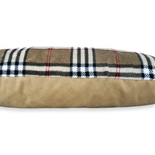 Load image into Gallery viewer, Exquisite luxury pet bed for dogs and cats featuring orthopedic comfort, handmade in Europe with baroque designer details, glamorous high-end customizable pet furniture by Aposentis. €90.00