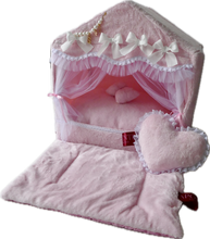 Load image into Gallery viewer, Exquisite luxury pet bed for dogs and cats featuring orthopedic comfort, handmade in Europe with baroque designer details, glamorous high-end customizable pet furniture by Aposentis. €350.00