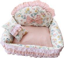 Load image into Gallery viewer, Exquisite luxury pet bed for dogs and cats featuring orthopedic comfort, handmade in Europe with baroque designer details, glamorous high-end customizable pet furniture by Aposentis. €175.00