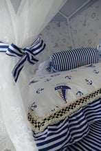 Load image into Gallery viewer, Exquisite luxury pet bed for dogs and cats featuring orthopedic comfort, handmade in Europe with baroque designer details, glamorous high-end customizable pet furniture by Aposentis. €390.00