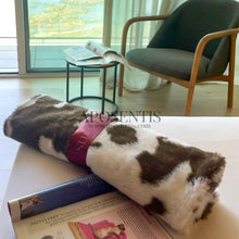 Load image into Gallery viewer, Exquisite luxury pet bed for dogs and cats featuring orthopedic comfort, handmade in Europe with baroque designer details, glamorous high-end customizable pet furniture by Aposentis. €45.00