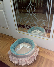 Load image into Gallery viewer, Exquisite luxury pet bed for dogs and cats featuring orthopedic comfort, handmade in Europe with baroque designer details, glamorous high-end customizable pet furniture by Aposentis. €400.00