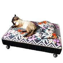 Load image into Gallery viewer, Exquisite luxury pet bed for dogs and cats featuring orthopedic comfort, handmade in Europe with baroque designer details, glamorous high-end customizable pet furniture by Aposentis. €300.00