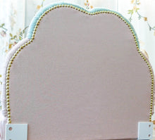 Load image into Gallery viewer, Aposentis-st-tropez-saint-cannes-monte-carlo-monaco-luxury-bed-italy-italian-luxo-genebra-suiça-swiss-switzerland-zurich-rose-vert-jaune-or-forme-de-coeur-luxe-chien-chat-lit-lits-meubles-accessoires-exclusifs-canape-canape-maison-meilleur-luxe-cher