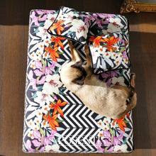 Load image into Gallery viewer, Exquisite luxury pet bed for dogs and cats featuring orthopedic comfort, handmade in Europe with baroque designer details, glamorous high-end customizable pet furniture by Aposentis. €300.00