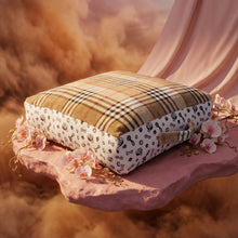 Load image into Gallery viewer, Exquisite luxury pet bed for dogs and cats featuring orthopedic comfort, handmade in Europe with baroque designer details, glamorous high-end customizable pet furniture by Aposentis. €190.00
