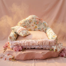 Load image into Gallery viewer, Exquisite luxury pet bed for dogs and cats featuring orthopedic comfort, handmade in Europe with baroque designer details, glamorous high-end customizable pet furniture by Aposentis. €175.00
