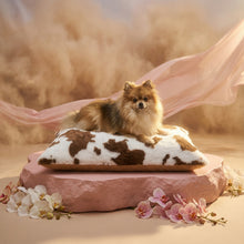 Load image into Gallery viewer, Exquisite luxury pet bed for dogs and cats featuring orthopedic comfort, handmade in Europe with baroque designer details, glamorous high-end customizable pet furniture by Aposentis. €95.00
