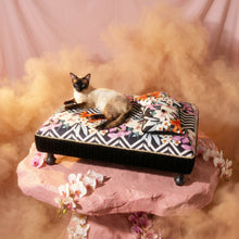 Load image into Gallery viewer, Exquisite luxury pet bed for dogs and cats featuring orthopedic comfort, handmade in Europe with baroque designer details, glamorous high-end customizable pet furniture by Aposentis. €300.00
