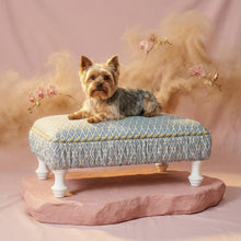 Load image into Gallery viewer, Exquisite luxury pet bed for dogs and cats featuring orthopedic comfort, handmade in Europe with baroque designer details, glamorous high-end customizable pet furniture by Aposentis. €190.00
